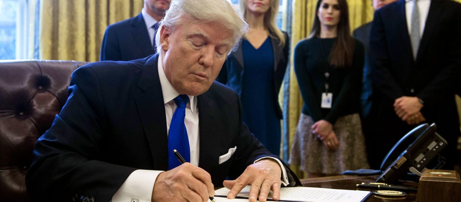 US President Donald Trump signs an executive order in the Oval Office at the White House in Washington, DC, on January 24, 2017.
US President Donald Trump signed executive orders January 24, 2017 reviving the construction of two controversial oil pipelines, but said the projects would be subject to renegotiation. Trump gave an amber light to the Keystone XL pipeline -- which would carry crude from Canada to US refineries on the Gulf Coast -- and an equally controversial pipeline crossing in North Dakota.
 / AFP / NICHOLAS KAMM        (Photo credit should read NICHOLAS KAMM/AFP/Getty Images)