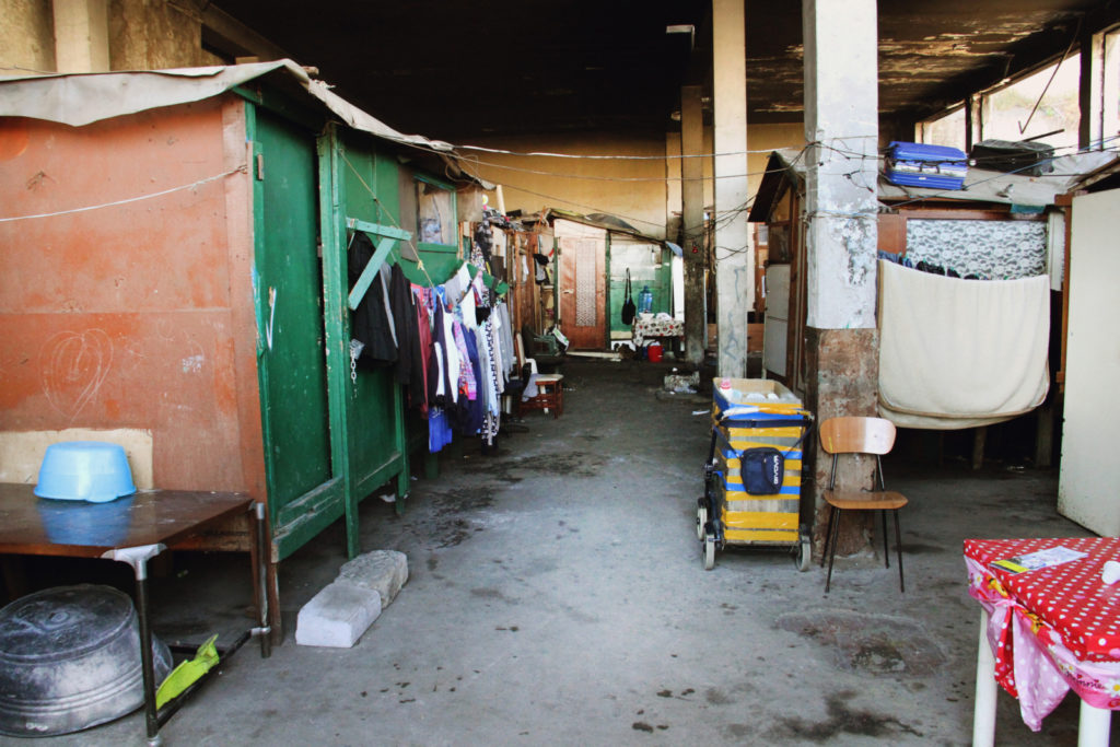 The settlement of Gianturco in Naples accommodates a big Romanian community since years. Now there's a real risk of a forced eviction as the private land is being reclaimed. The local authorities plan to relocate 200 of the residents to a new segregated camp, while the remaining hundreds risk being rendered homeless. Naples, Gianturco, March 2017. © AMNESTY INTERNATIONAL/CLAUDIO MENNA