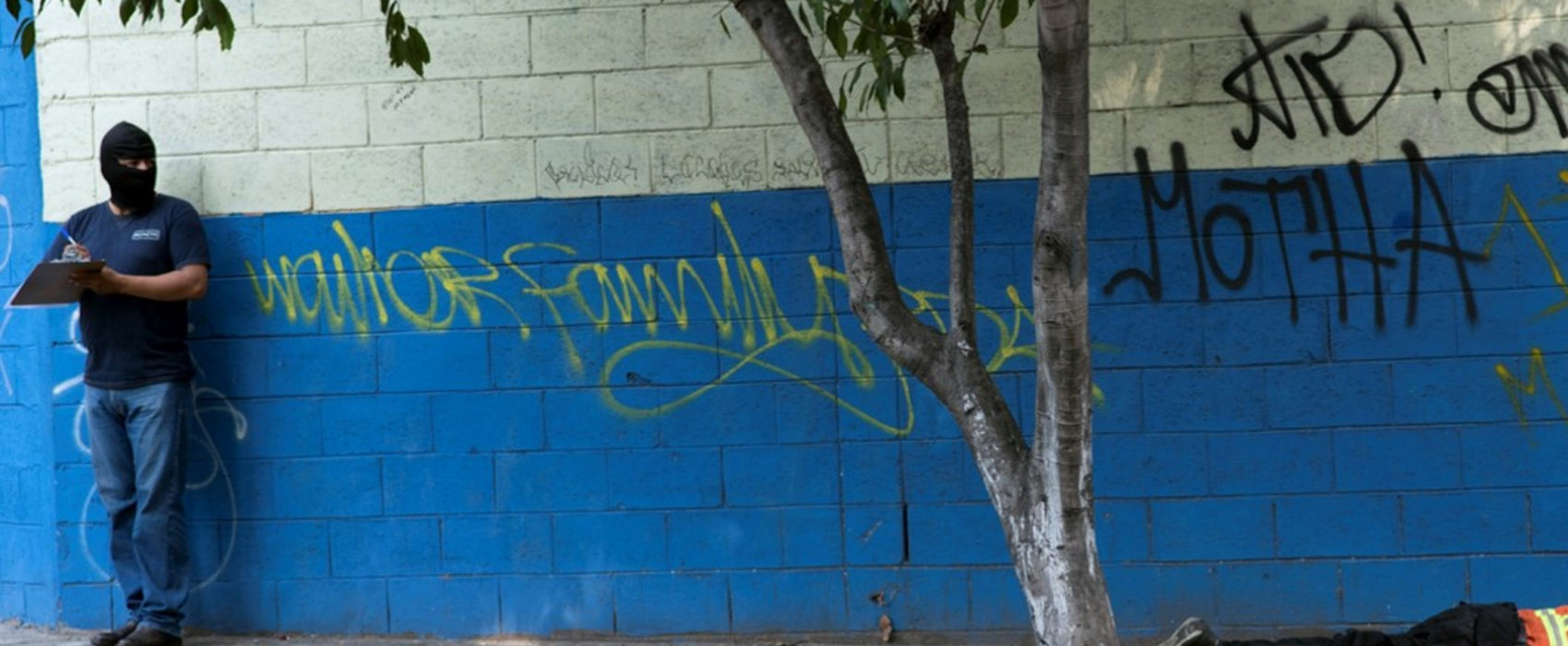 Body of a man shot dead in a street in San Salvador. El Salvador is one of the most violent countries in the world with a murder rate of 108.6 per 100,000 inhabitants in 2015. This violence is one of the main factors causing forced migration. 16 May 2016
© Amnesty International / Encarni Pindado