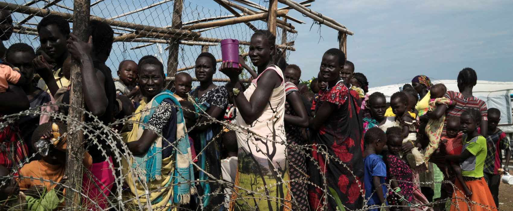 GEDR9H South Sudanese women and children queue to receive emergency food at the United Nations protection of civilians (POC) site 3 hosting about 30,000 people displaced during the recent fighting in Juba, South Sudan July 25, 2016. REUTERS/Adriane Ohanesian