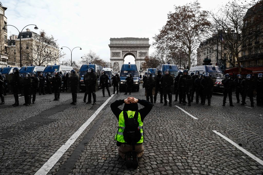 France: Police must end use of excessive force against protesters and high school children