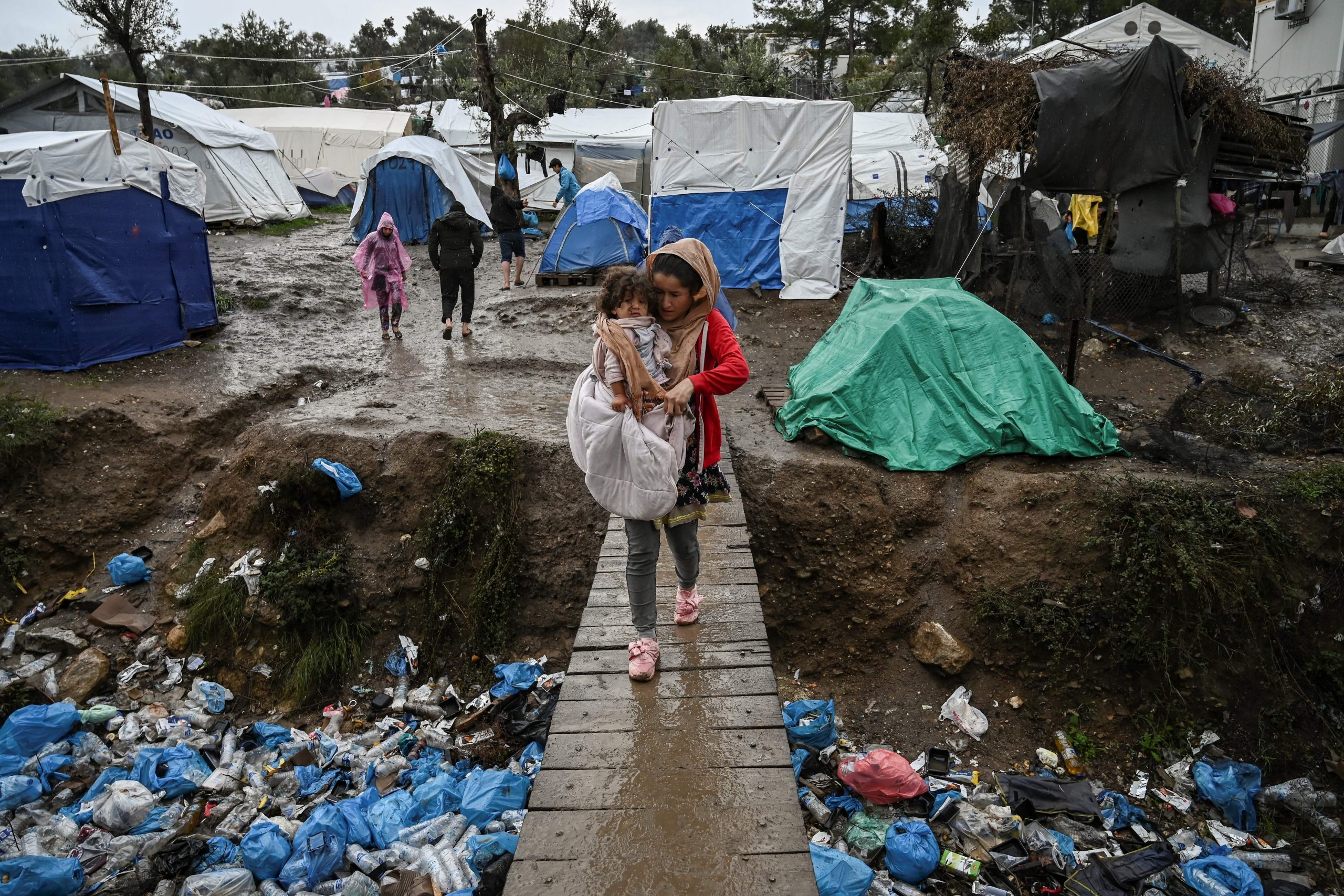 Greece: with camps on fire, transfer of vulnerable asylum-seekers to mainland must urgently resume