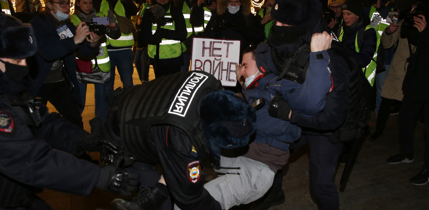 Russia: Kremlin censors media and disperses protesters opposed to Ukraine invasion
