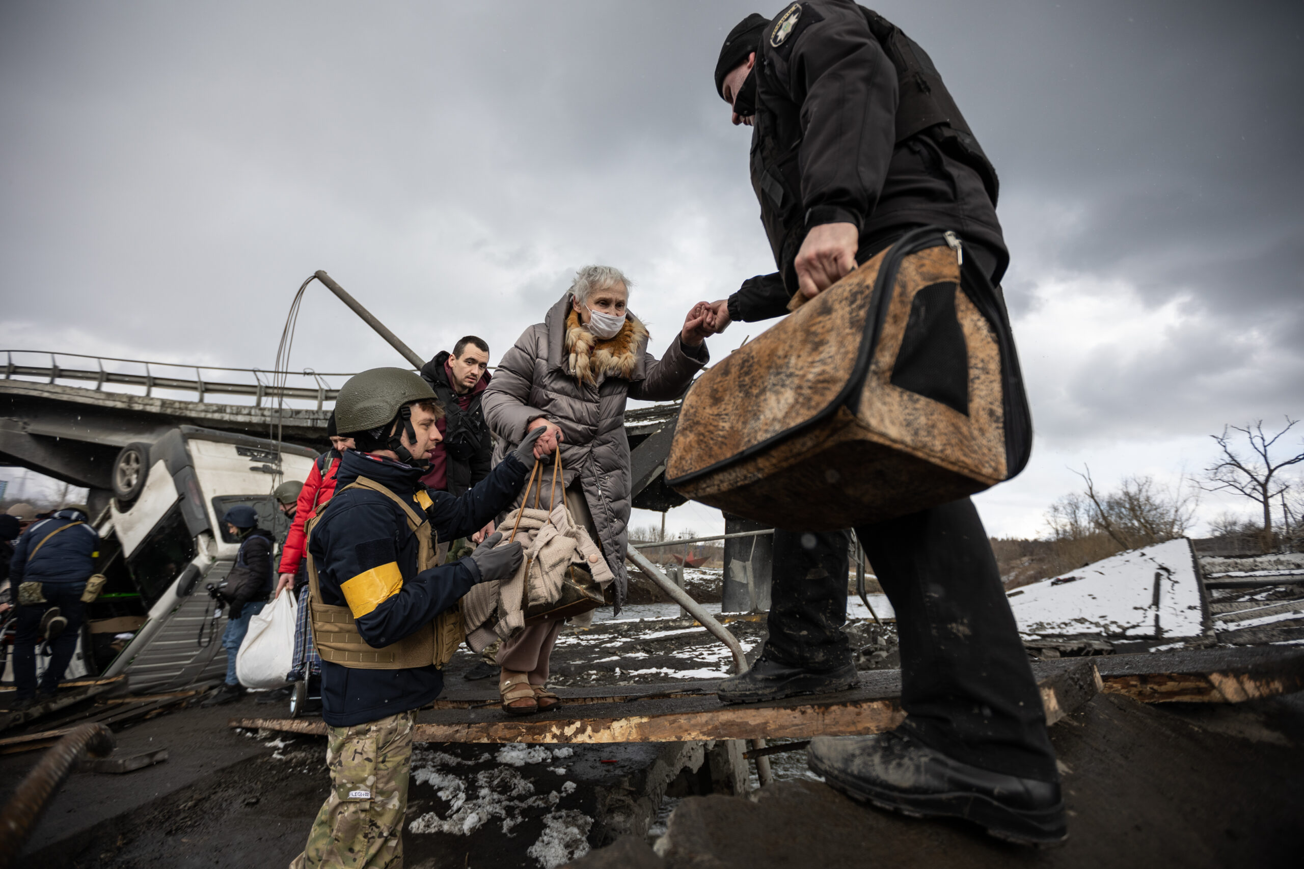 Ukraine: Humanitarian corridors for civilians fleeing Russian attacks must provide safety – new testimonies