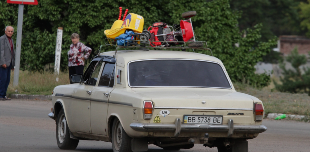 A Ukrainian car with family belongings attached to the roof