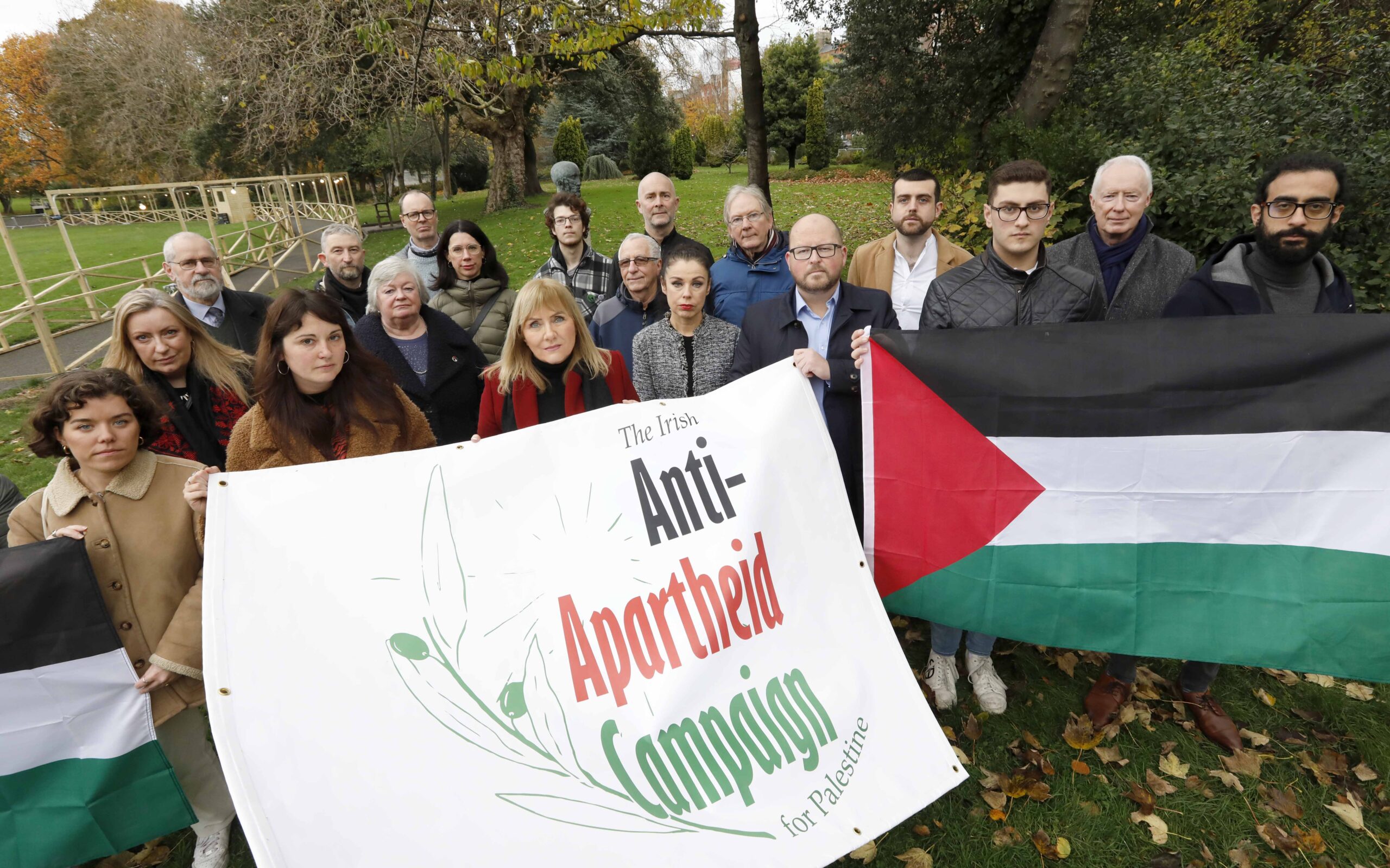 The newly formed Irish Anti-Apartheid Campaign calls on Ireland to take action on Israeli apartheid against Palestinians. The coalition, made up of 18 civil society organisations, trade unions and academic experts committed to working collaboratively to end Israeli apartheid against Palestinians, was launched today in Merrion Square, Dublin by Independent Senator Frances Black (centre) at the ‘Tribute Head’ in honour of Nelson Mandela, then the imprisoned leader of the African National Congress, by artist Dan Browne. The coalition comprises the following members; Academics for Palestine, Action Aid Ireland, Afri (Action from Ireland), Amnesty International Ireland, Centre for Global Education, Comhlámh/Comhlámh, Justice for Palestine, Gaza Action Ireland, Global Legal Action Network (GLAN), Ireland-Palestine Solidarity Campaign, Irish Congress of Trade Unions (ICTU), Irish Council for Civil Liberties, Jews for Palestine, Kairos Ireland, Sadaka-the Ireland Palestine Alliance, SIPTU, TCD BDS, Trade Union Friends of Palestine and Trócaire.