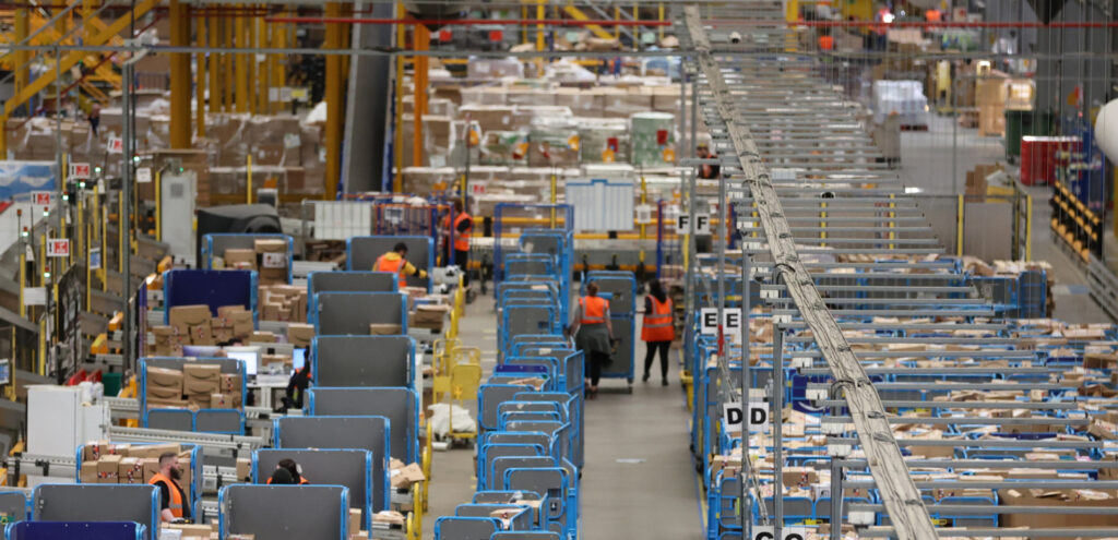 An Amazon fulfillment centre. Our new report shows how Amazon failed to prevent contracted workers in Saudi Arabia from being repeatedly exposed to human rights abuses.