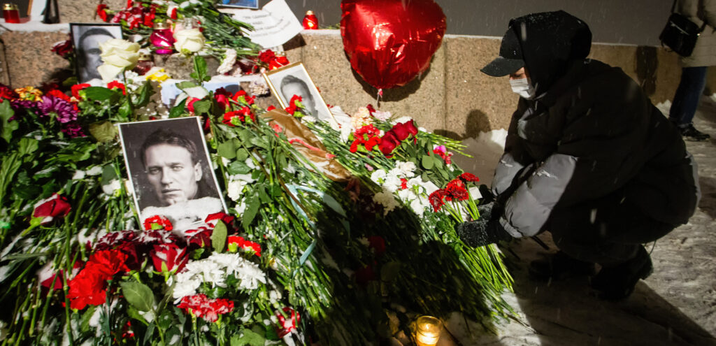 The Russian authorities have begun a widespread campaign of persecution against those paying respects to Aleksei Navalny.